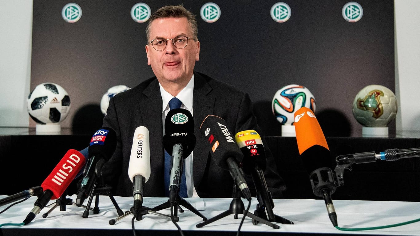 Der Druck war zu groß: Reinhard Grindel lässt nach seinem Rücktritt als DFB-Präsident auch seine weiteren Ämter in den internationalen Sportverbänden ruhen.