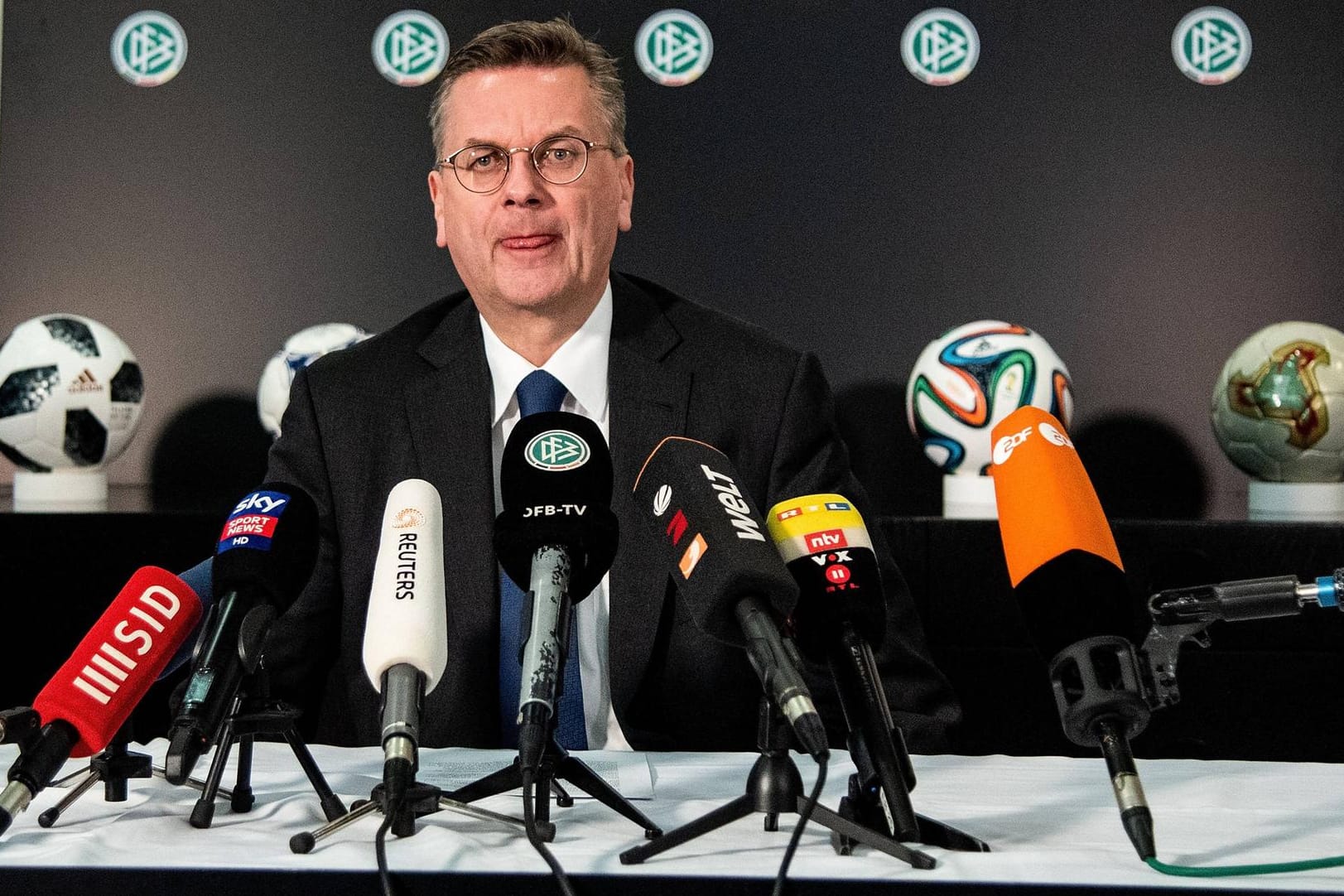 Der Druck war zu groß: Reinhard Grindel lässt nach seinem Rücktritt als DFB-Präsident auch seine weiteren Ämter in den internationalen Sportverbänden ruhen.
