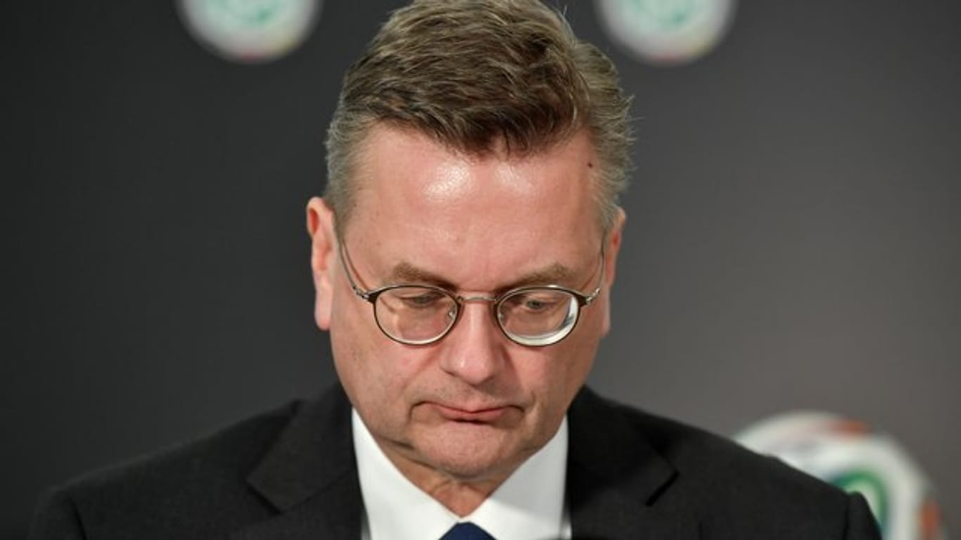 Gibt auch bei der UEFA und FIFA alle Ämter ab: Ex-DFB-Präsident Reinhard Grindel.