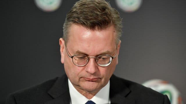 Gibt auch bei der UEFA und FIFA alle Ämter ab: Ex-DFB-Präsident Reinhard Grindel. Gibt auch bei der UEFA und FIFA alle Ämter ab: Ex-DFB-Präsident Reinhard Grindel.