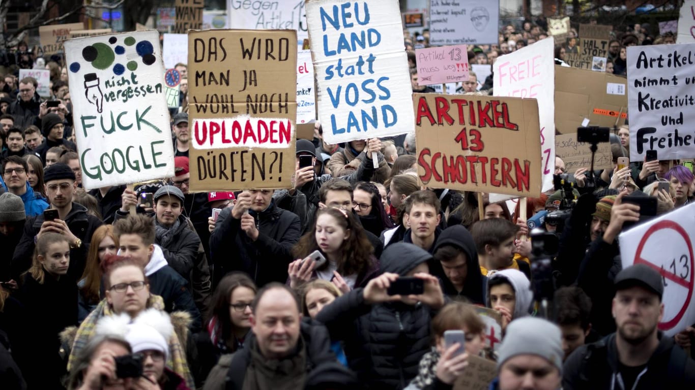 Eine Demonstration in Berlin gegen die EU-Urheberrechtsreform: Vor allem junge Menschen protestieren gegen die neue Regelung. (Archivbild)