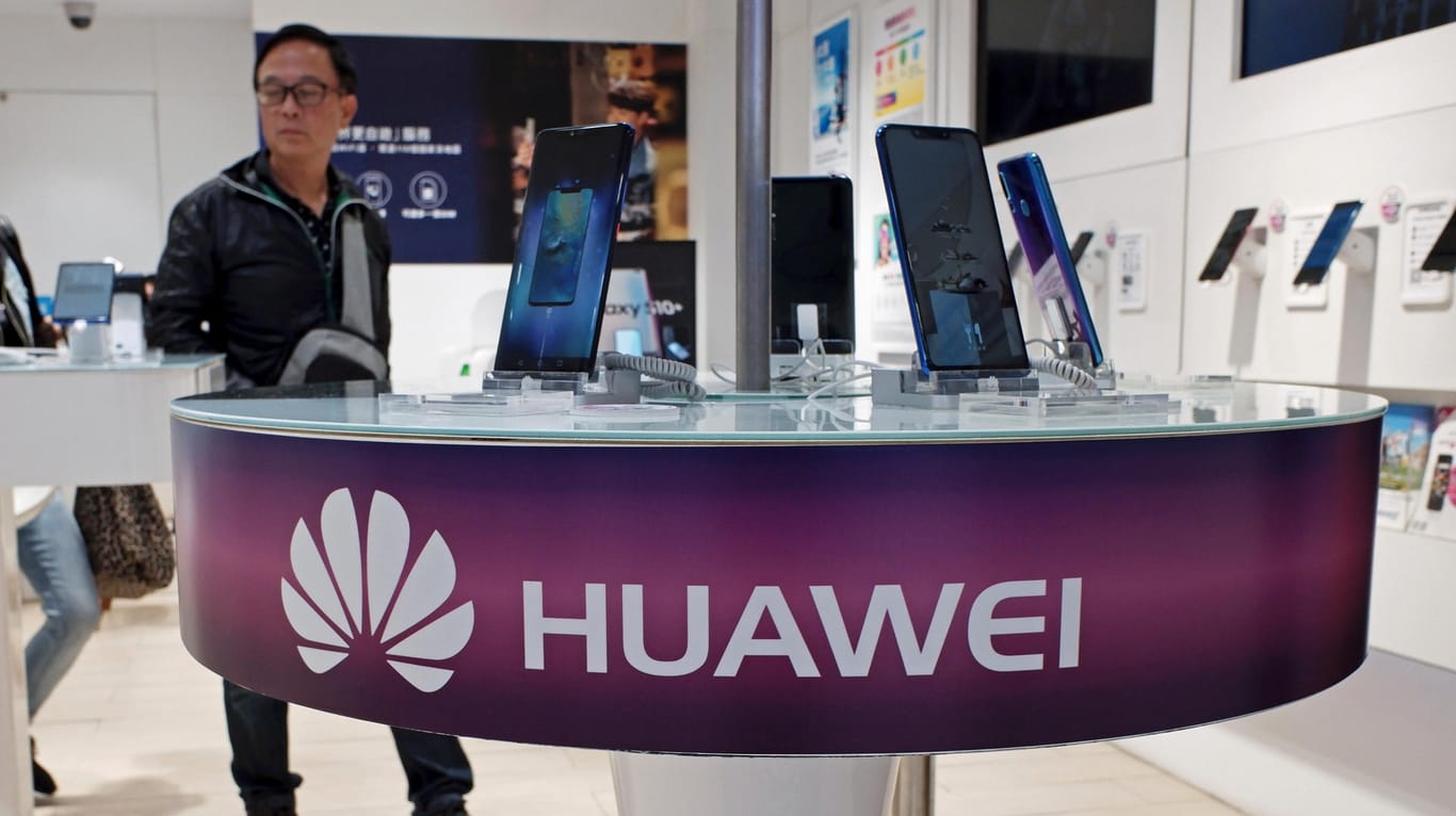 Huawei-Handys in einem Laden: "Datensicherheit ist hauptsächlich ein Problem, das ganz am Anfang entsteht, nämlich auf dem Endgerät", so Helge Braun. (Archivbild)