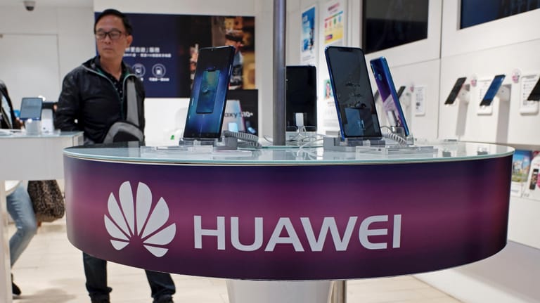 Huawei-Handys in einem Laden: "Datensicherheit ist hauptsächlich ein Problem, das ganz am Anfang entsteht, nämlich auf dem Endgerät", so Helge Braun. (Archivbild)