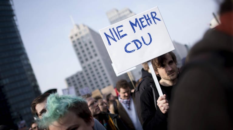 "Nie mehr CDU" steht auf dem Plakat eines Demonstranten: Für viele Menschen gilt die Union als Anti-Internet-Partei. (Archivbild)