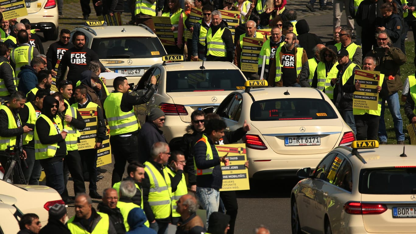 Streik in Düsseldorf: Mit bundesweiten Demonstrationen wollen sich Taxifahrer gegen die geplante Liberalisierung des Marktes stellen.
