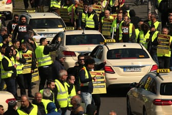 Streik in Düsseldorf: Mit bundesweiten Demonstrationen wollen sich Taxifahrer gegen die geplante Liberalisierung des Marktes stellen.