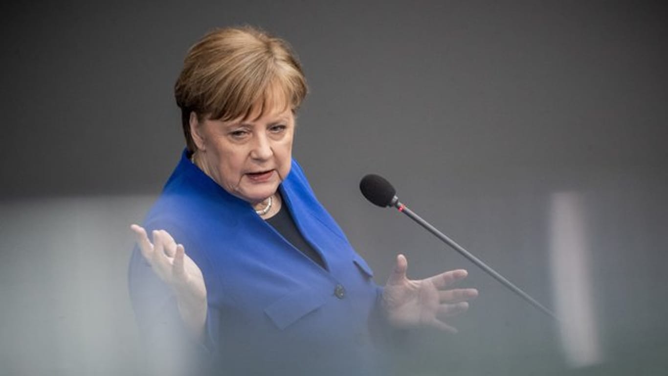 Kanzlerin Angela Merkel spricht im Bundestag.