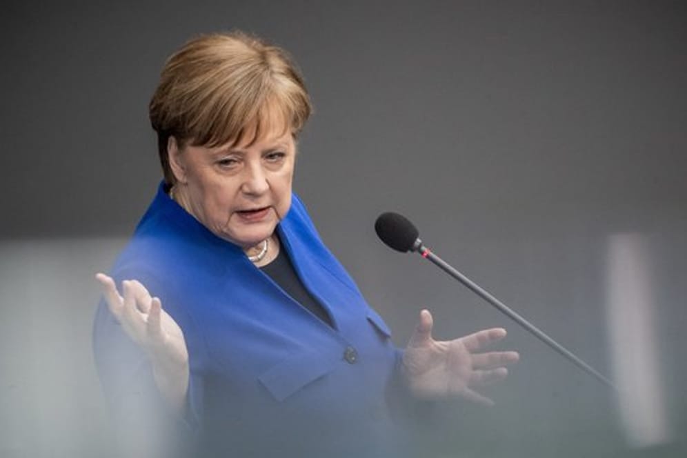 Kanzlerin Angela Merkel spricht im Bundestag.