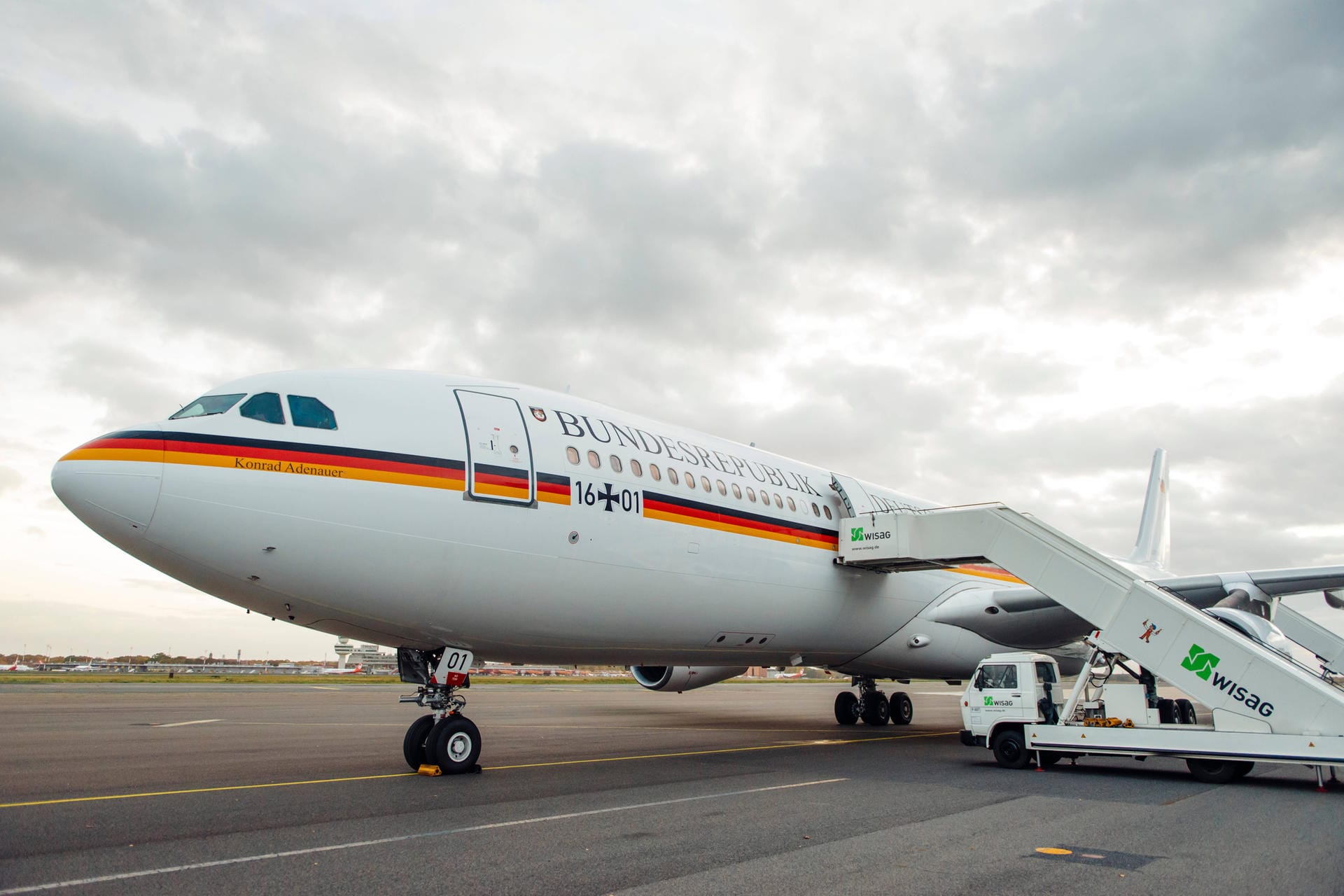 Der Regierungsflieger "Konrad Adenauer" der Luftwaffe steht in Berlin-Tegel auf dem Rollfeld.