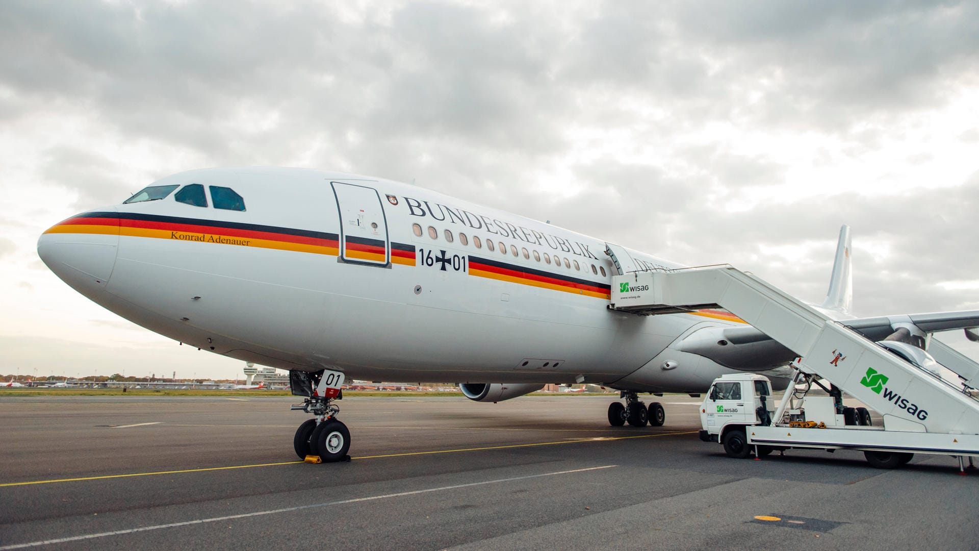 Der Regierungsflieger "Konrad Adenauer" der Luftwaffe steht in Berlin-Tegel auf dem Rollfeld.