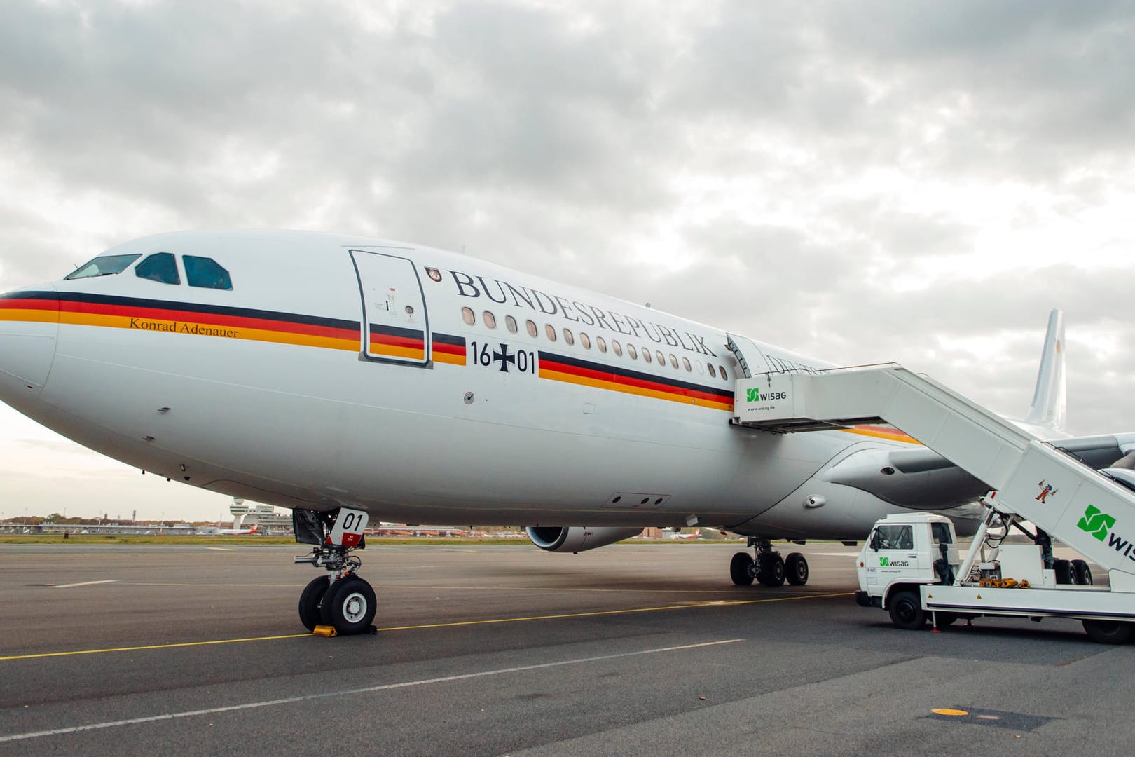 Der Regierungsflieger "Konrad Adenauer" der Luftwaffe steht in Berlin-Tegel auf dem Rollfeld.