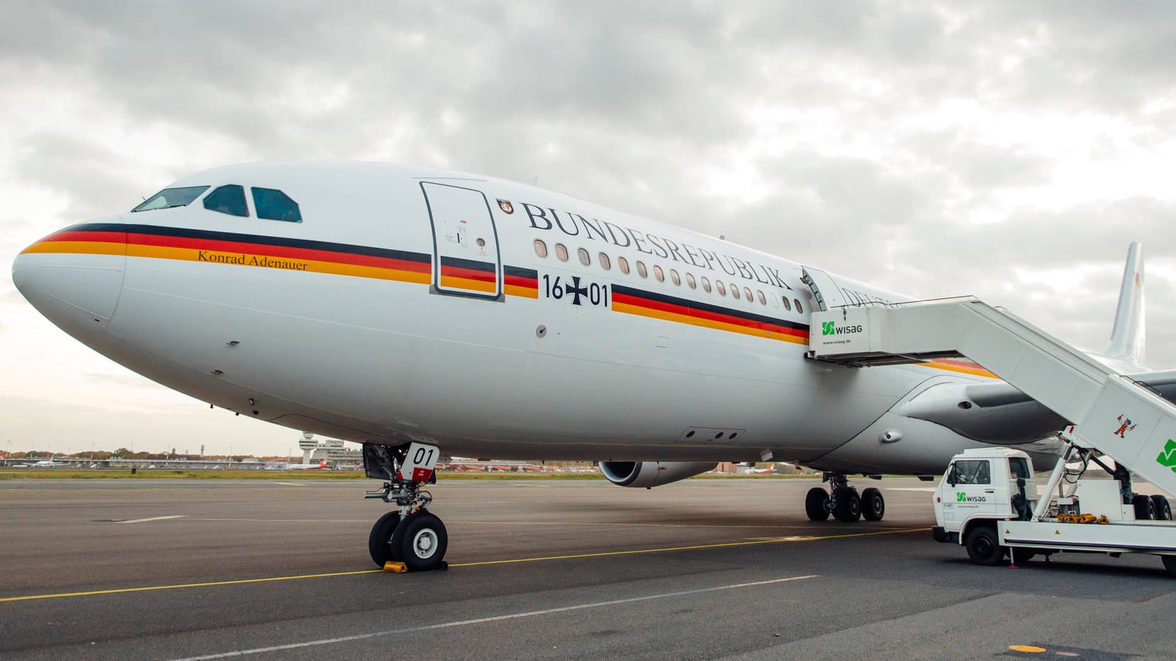 Der Regierungsflieger "Konrad Adenauer" der Luftwaffe steht in Berlin-Tegel auf dem Rollfeld.