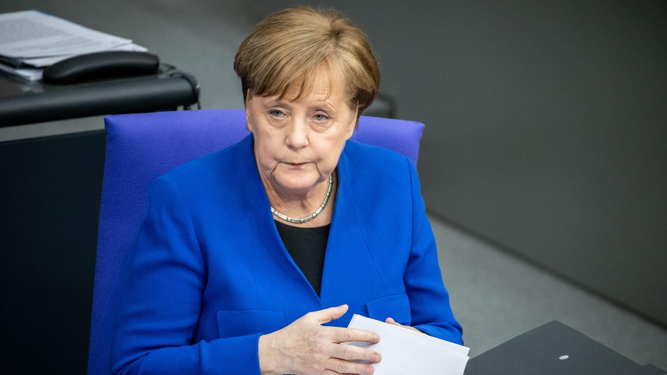 Bundeskanzlerin Angela Merkel wartet auf den Beginn der Plenarsitzung des Deutschen Bundestags anlässlich der Befragung der Bundesregierung: Es ist bereits das dritte Mal in dieser Wahlperiode, dass die Kanzlerin die Fragen der Abgeordneten persönlich beantwortet.