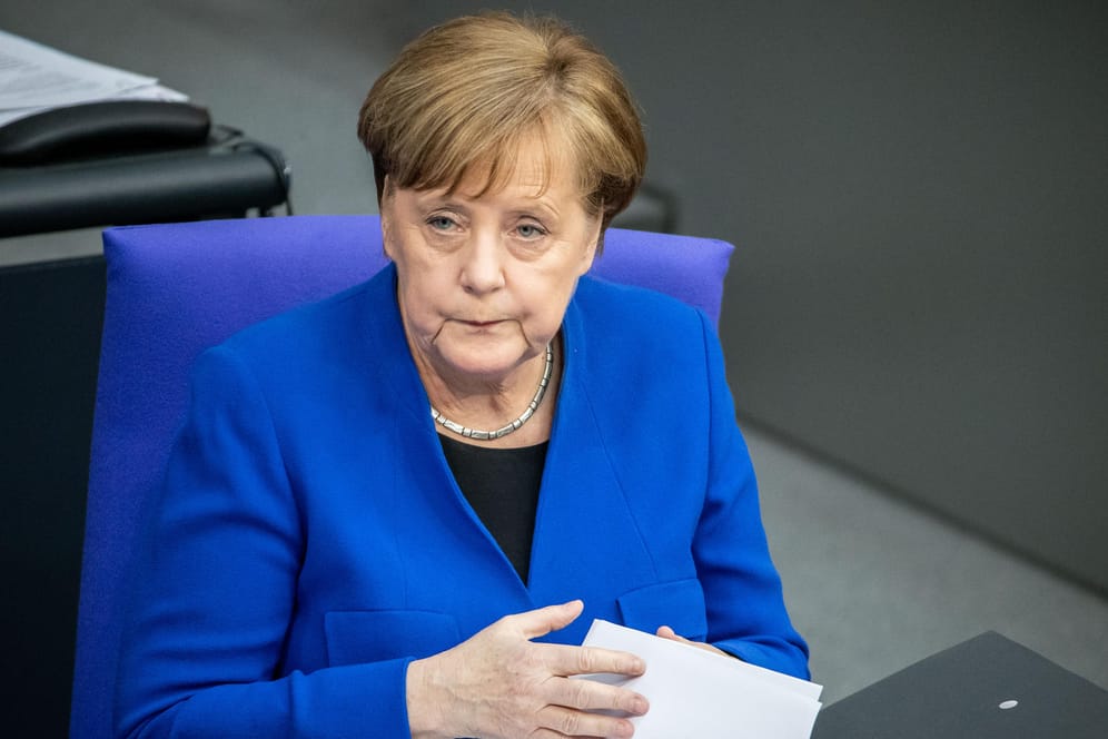 Bundeskanzlerin Angela Merkel wartet auf den Beginn der Plenarsitzung des Deutschen Bundestags anlässlich der Befragung der Bundesregierung: Es ist bereits das dritte Mal in dieser Wahlperiode, dass die Kanzlerin die Fragen der Abgeordneten persönlich beantwortet.