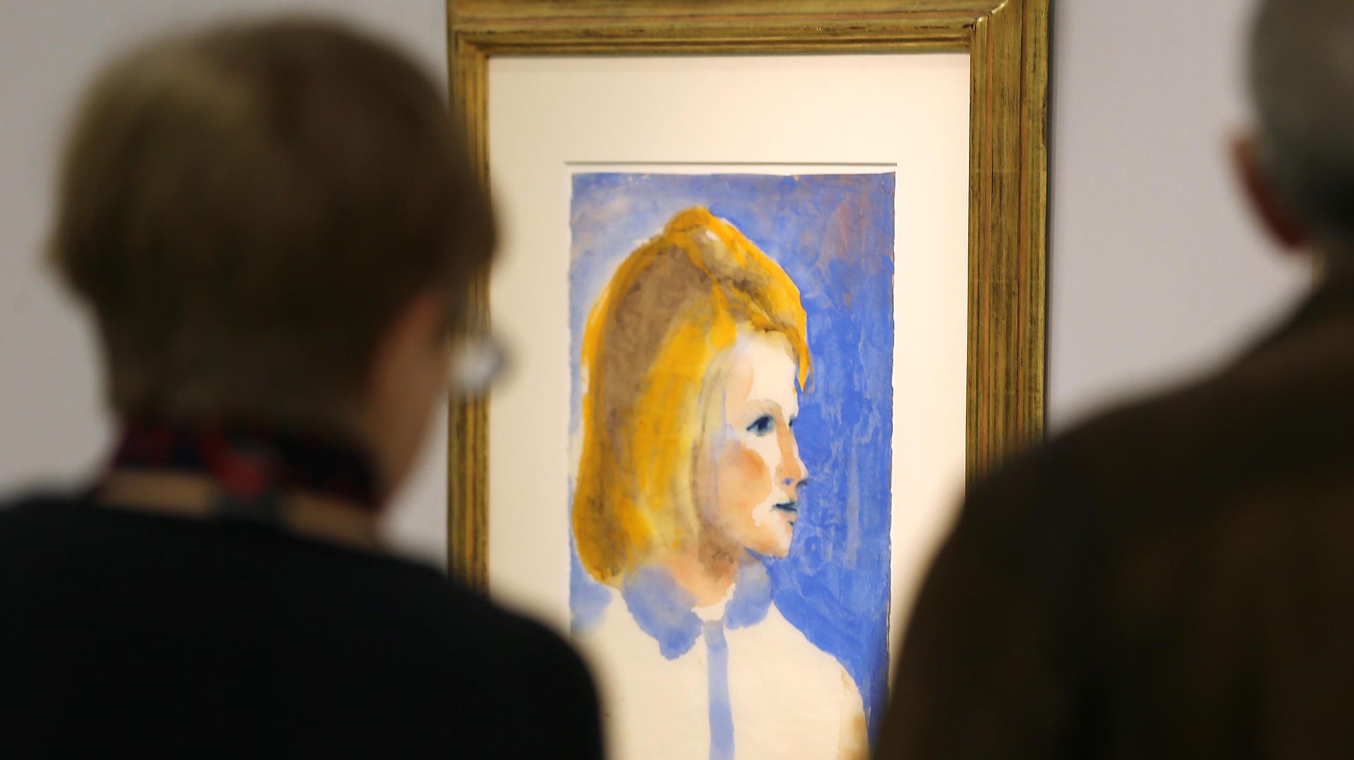 Art Cologne: Ein Frau steht auf dem Stand der Galerie Thomas vor dem Bild "Junges Friesenmädchen" von Emil Nolde.