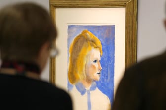 Art Cologne: Ein Frau steht auf dem Stand der Galerie Thomas vor dem Bild "Junges Friesenmädchen" von Emil Nolde.