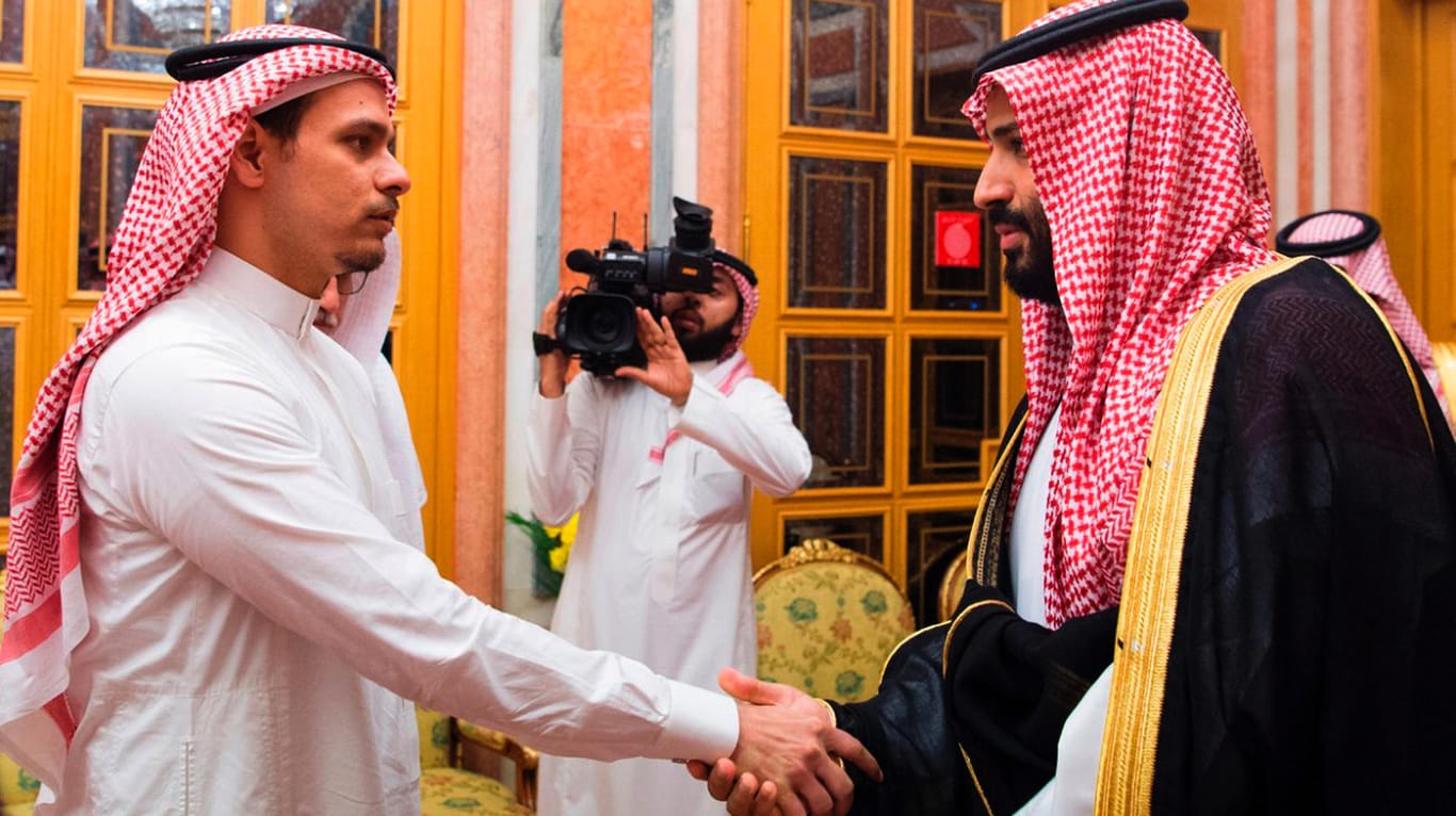Kronprinz Mohammed bin Salman (r.) mit Salah Khashoggi, Sohn von Jamal Khashoggi (Archivbild): Die Familie des ermordeten Journalisten bestreitet, sich mit Saudi-Arabien außergerichtlich einigen zu wollen.