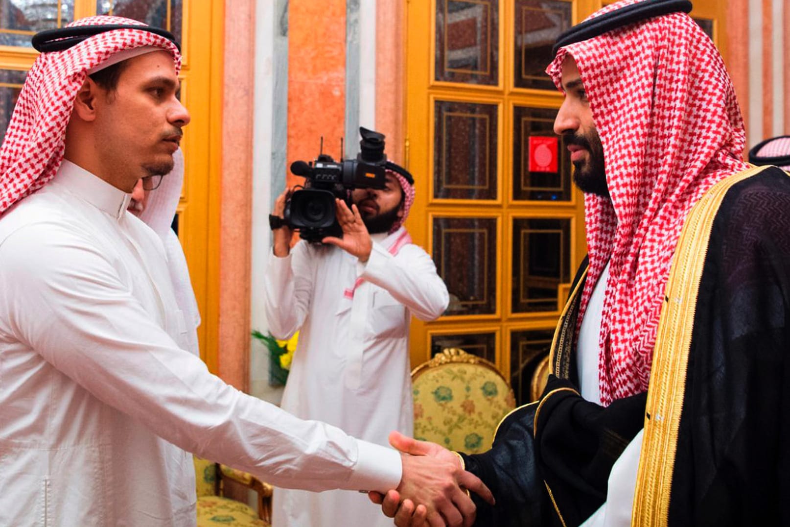 Kronprinz Mohammed bin Salman (r.) mit Salah Khashoggi, Sohn von Jamal Khashoggi (Archivbild): Die Familie des ermordeten Journalisten bestreitet, sich mit Saudi-Arabien außergerichtlich einigen zu wollen.