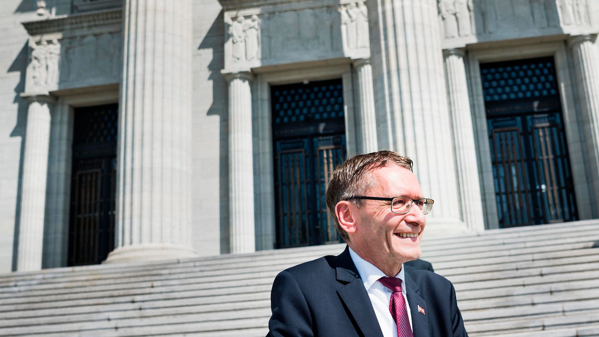 Erstmals VolkPirmin Bischof, Stadtrat des Kantons Solothurn in der Schweiz, lacht nach einer Anhörung zu einer Beschwerde gegen die Volksabstimmung zur Heiratsstrafe.