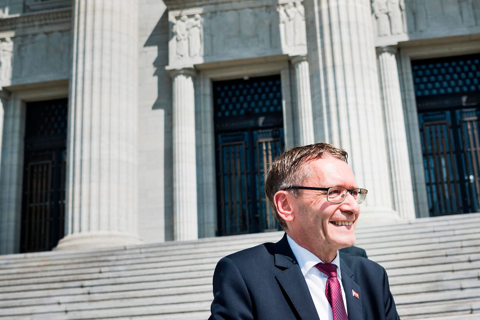 Erstmals VolkPirmin Bischof, Stadtrat des Kantons Solothurn in der Schweiz, lacht nach einer Anhörung zu einer Beschwerde gegen die Volksabstimmung zur Heiratsstrafe.