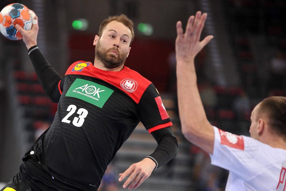 Steffen Fäth zieht ab: Die deutschen Handballer setzten sich im Hinspiel in Polen durch.