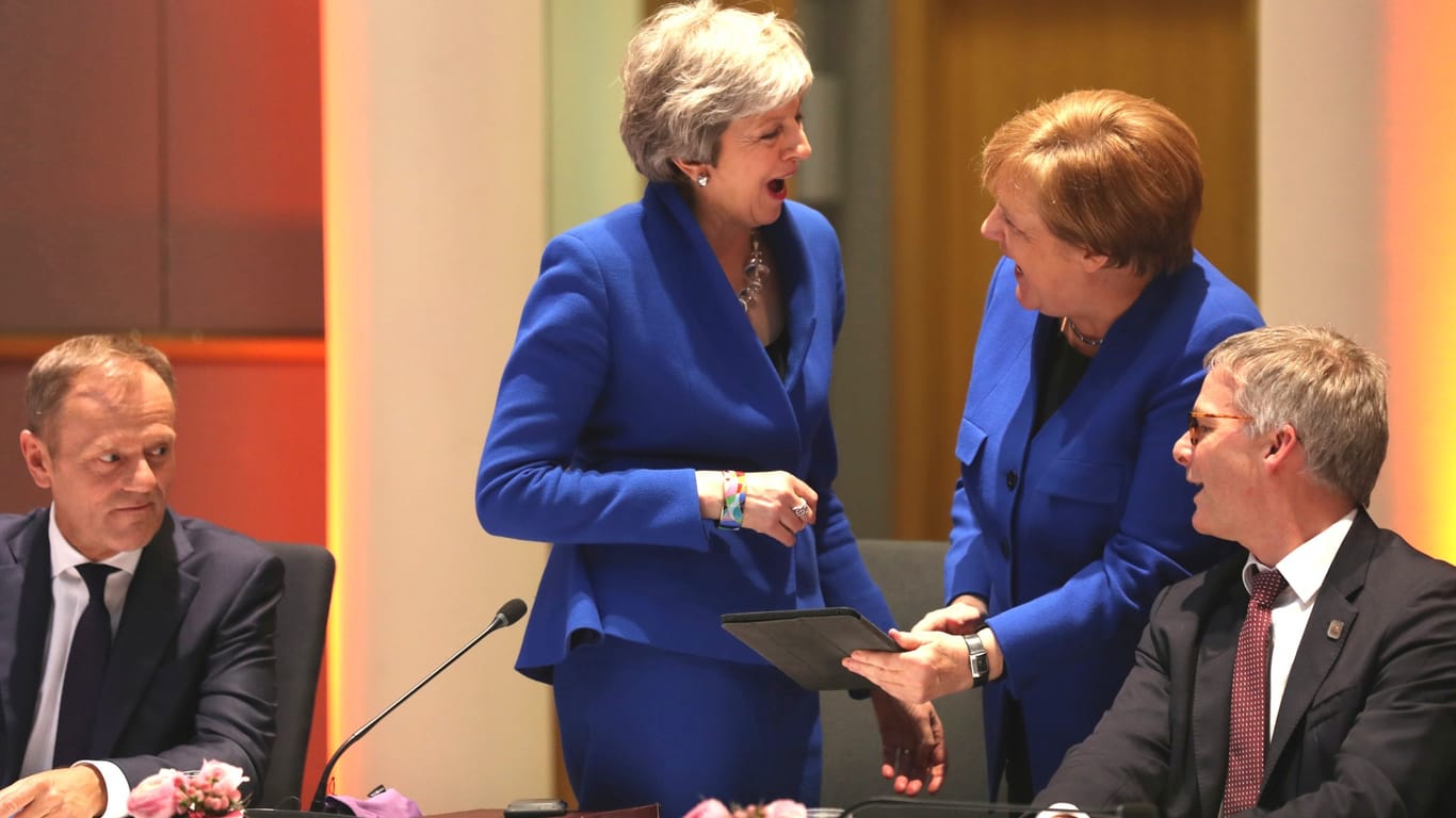 Herzliches Lachen: Was Angela Merkel auf dem Tablet zu zeigen hat, erheitert sie und Theresa May erheblich.