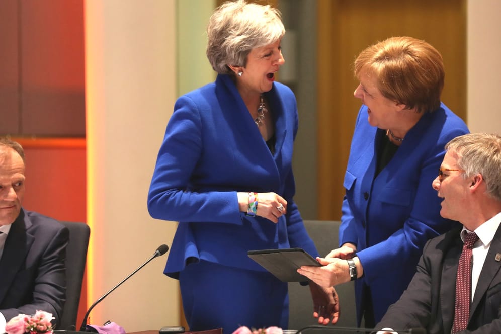 Herzliches Lachen: Was Angela Merkel auf dem Tablet zu zeigen hat, erheitert sie und Theresa May erheblich.