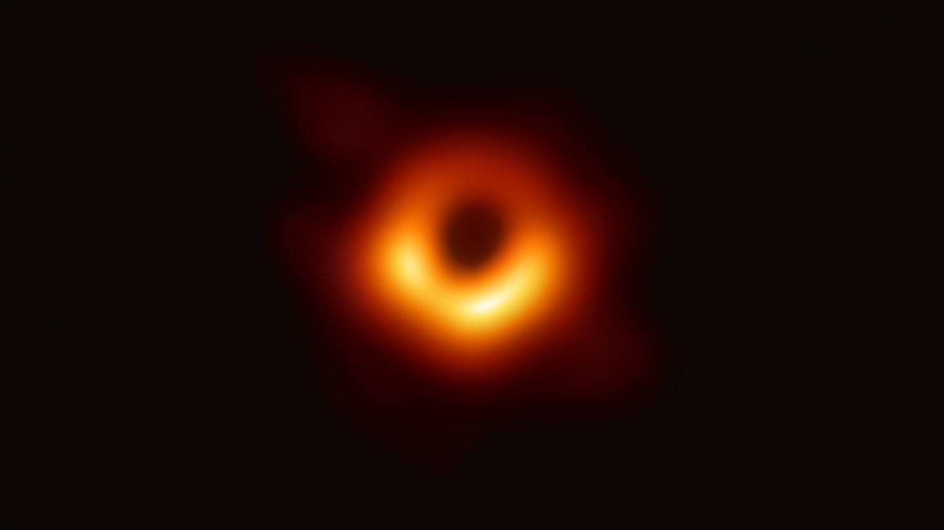 Erstes Bild eines Schwarzen Lochs im All.