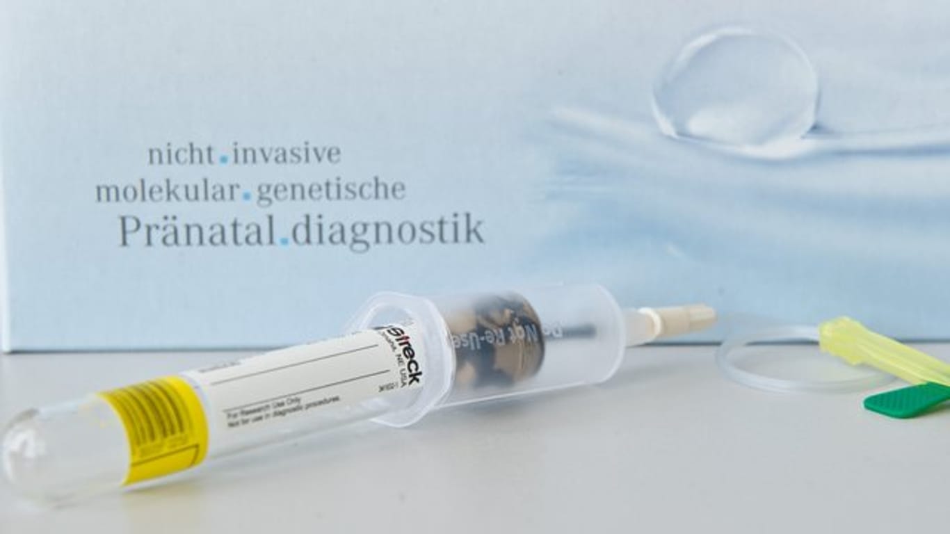 Ein sogenannter "Praena-Test" der Firma LifeCodexx, der über eine vorgeburtliche Blutentnahme Aufschluss über eine mögliche Erkrankung des Kindes am Down-Syndrom geben soll.
