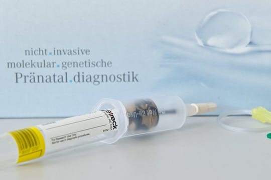 Ein sogenannter "Praena-Test" der Firma LifeCodexx, der über eine vorgeburtliche Blutentnahme Aufschluss über eine mögliche Erkrankung des Kindes am Down-Syndrom geben soll.