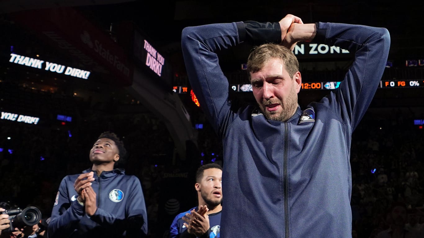 Dirk Nowitzki bei seinem letzten Spiel für die Mavericks: Ein Video der Gastgeber San Antonio Spurs unter dem Motto "Thank you, Dirk" rührte den Basketball-Star zu Tränen.