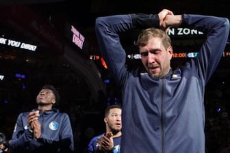 Dirk Nowitzki bei seinem letzten Spiel für die Mavericks: Ein Video der Gastgeber San Antonio Spurs unter dem Motto "Thank you, Dirk" rührte den Basketball-Star zu Tränen.