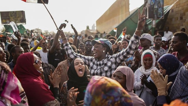 Demonstranten feiern in Khartum die Absetzung von Präsident Omar al-Baschir. Demonstranten feiern in Khartum die Absetzung von Präsident Omar al-Baschir.