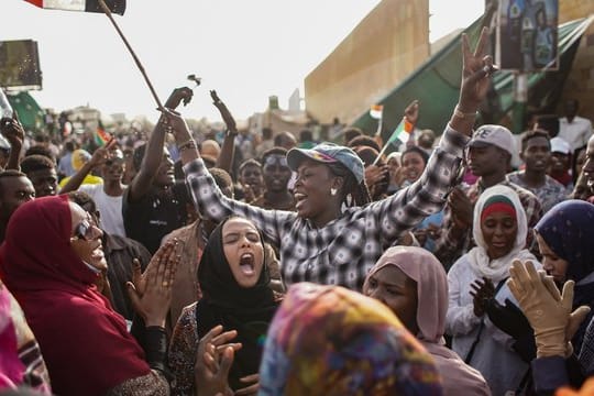 Demonstranten feiern in Khartum die Absetzung von Präsident Omar al-Baschir.