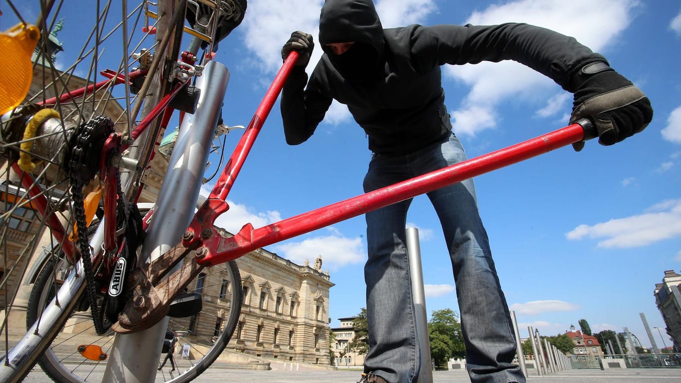 Fahrradklau mit Bolzenschneider: Manche Versicherungen decken Diebstahl ab.