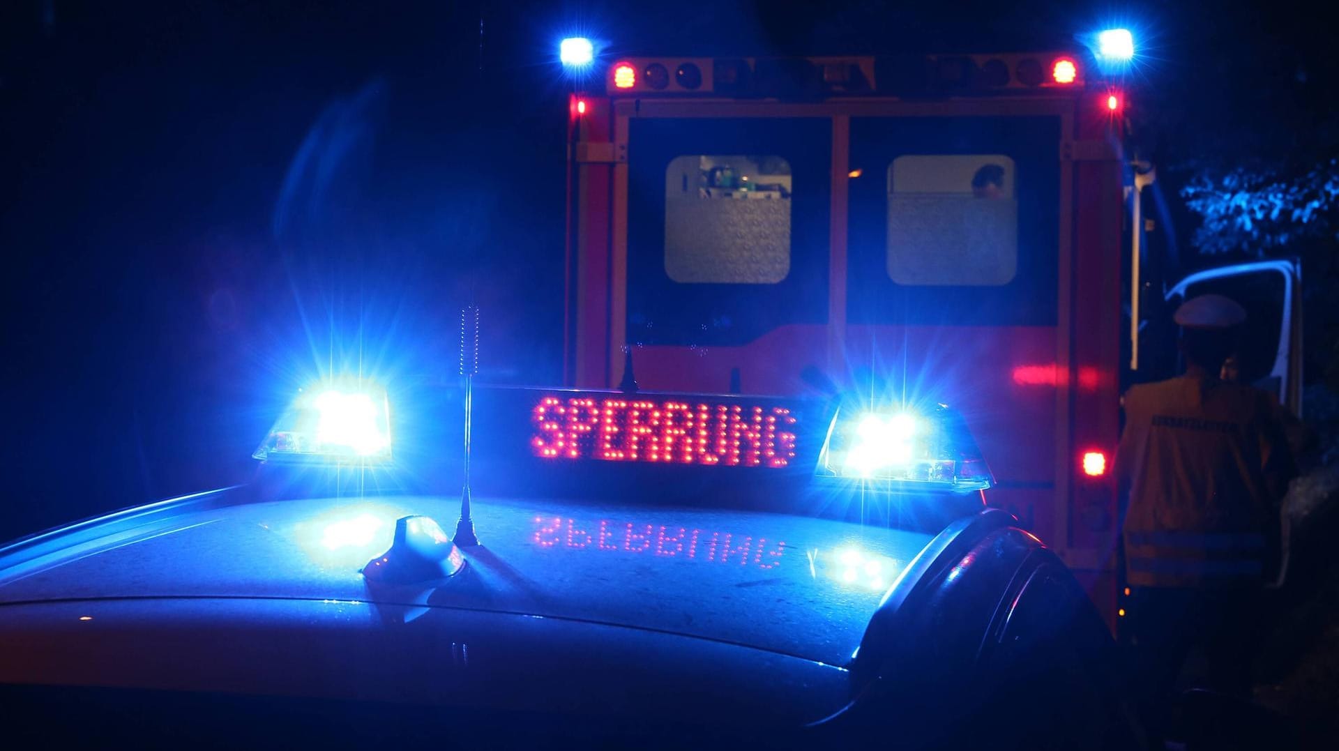 "Sperrung" steht auf der Anzeige eines Polizeiautos vor einem Krankenwagen: Die Bundesstraße war nach dem Unfall für eine Stunde gesperrt. (Symbolbild) "Sperrung" steht auf der Anzeige eines Polizeiautos vor einem Krankenwagen: Die Bundesstraße war nach dem Unfall für eine Stunde gesperrt. (Symbolbild)