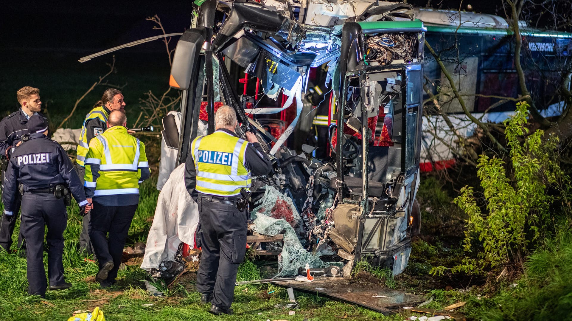 Polizisten untersuchen einen beschädigten Linienbus: Noch ist unklar, wie es zu dem Unfall kommen konnte. Polizisten untersuchen einen beschädigten Linienbus: Noch ist unklar, wie es zu dem Unfall kommen konnte.