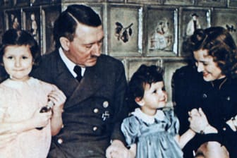 Adolf Hitler und Eva Braun mit Kindern: Das Nationale Filmarchiv digitalisiert vier Stunden Filmmaterial von Eva Braun, die sie privat gefilmt hat.