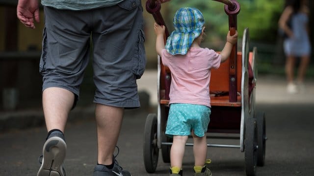 Nach der Geburt von Kindern machen meist die Mütter eine Pause vom Job. Nach der Geburt von Kindern machen meist die Mütter eine Pause vom Job.