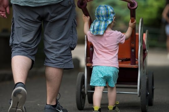 Nach der Geburt von Kindern machen meist die Mütter eine Pause vom Job.