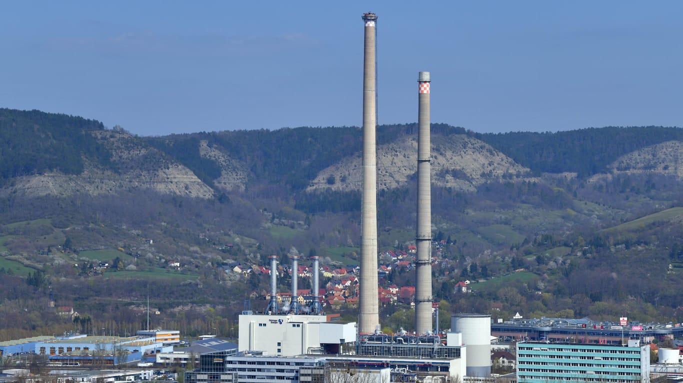 Weithin sichtbar sind die Schornsteine des TEAG-Heizkraftwerks Jena: Das Unternehmen nutzt den Schornstein schon lange nicht mehr.