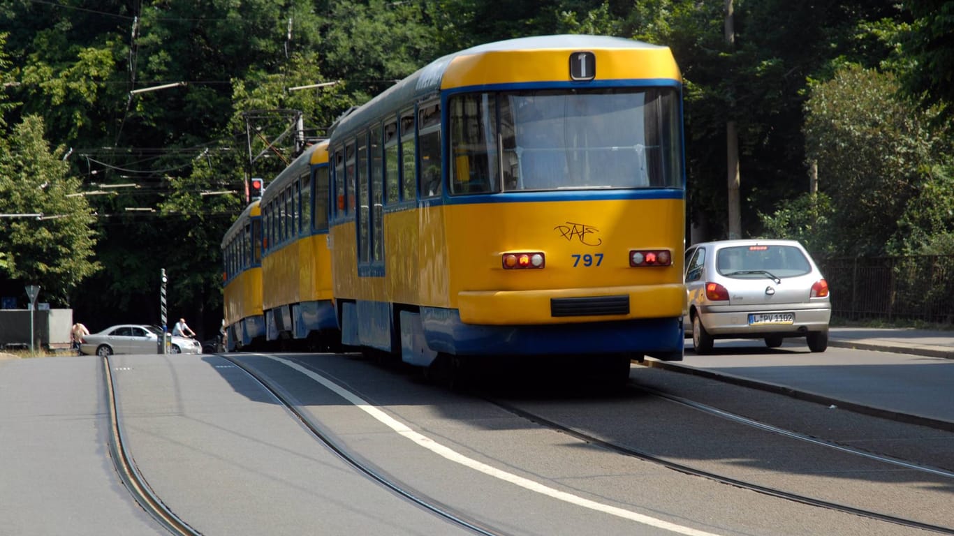 Eine Straßenbahn in Leipzig: Die Bahn hielt gerade, als die Jugendlichen das Opfer aus dem Zug schubsten. (Symbolbild)