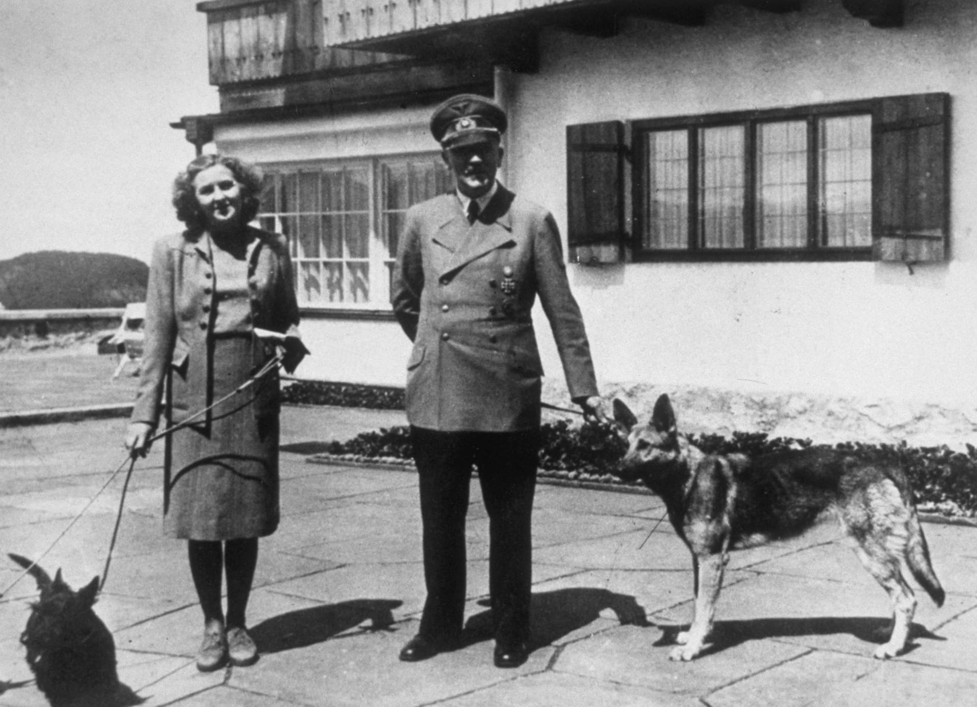 Eva Braun und Adolf Hitler: Mit ihren Hunden Blondi und Burli posieren sie 1940 vor dem Domizil im Berchtesgadener Land.