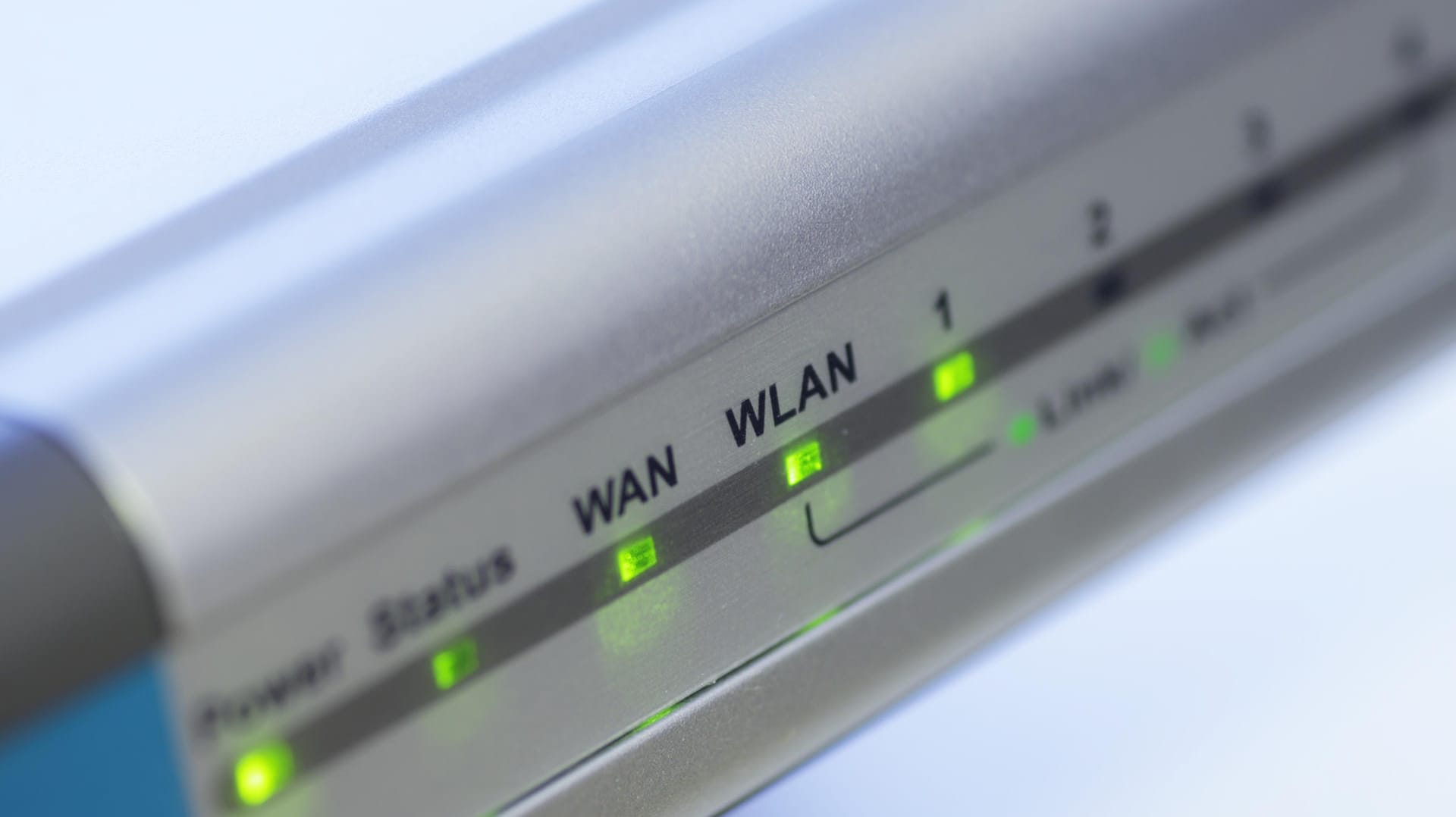 Ein Router mit WLAN-Symbol (Symbolbild): Forscher haben im neuen WLAN-Standard Sicherheitslücken entdeckt.