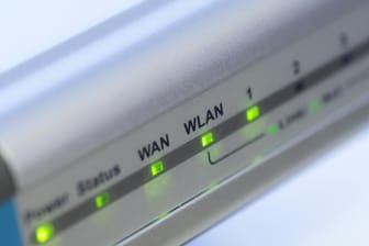 Ein Router mit WLAN-Symbol (Symbolbild): Forscher haben im neuen WLAN-Standard Sicherheitslücken entdeckt.