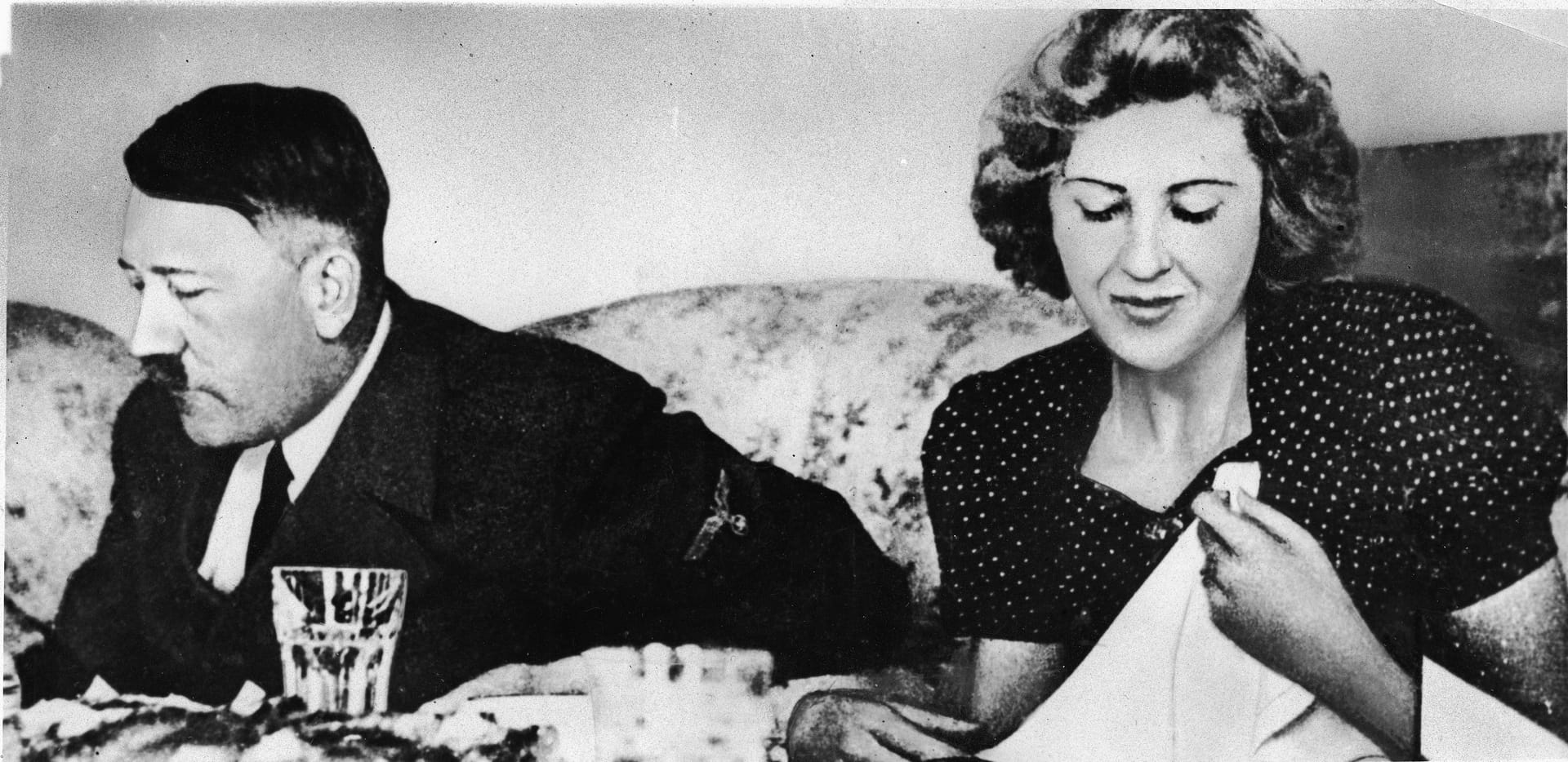 Traute Zweisamkeit: Seit 1932 soll Eva Braun die Geliebte von Hitler gewesen sein. Die beiden heirateten einen Tag vor ihrem Selbstmord mit Zyankali-Kapseln.