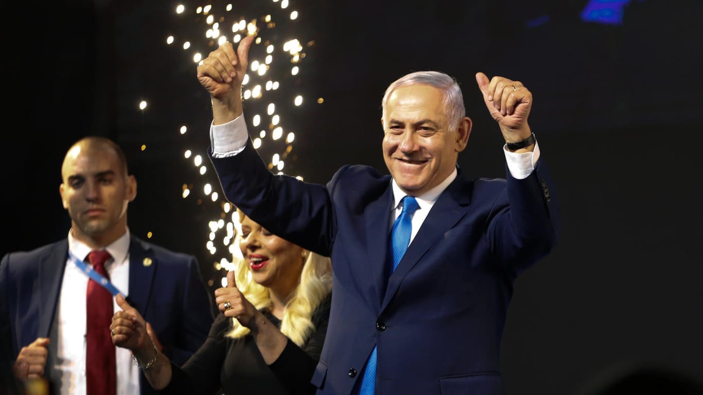Benjamin Netanjahu winkt seinen Unterstützern: Der amtierende Premierminister von Israel konnte sich bei der Wahl gegen das Mitte-Bündnis Blau-Weiß von Benny Gantz durchsetzen.