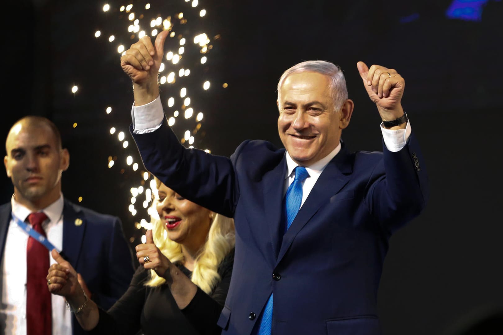 Benjamin Netanjahu winkt seinen Unterstützern: Der amtierende Premierminister von Israel konnte sich bei der Wahl gegen das Mitte-Bündnis Blau-Weiß von Benny Gantz durchsetzen.