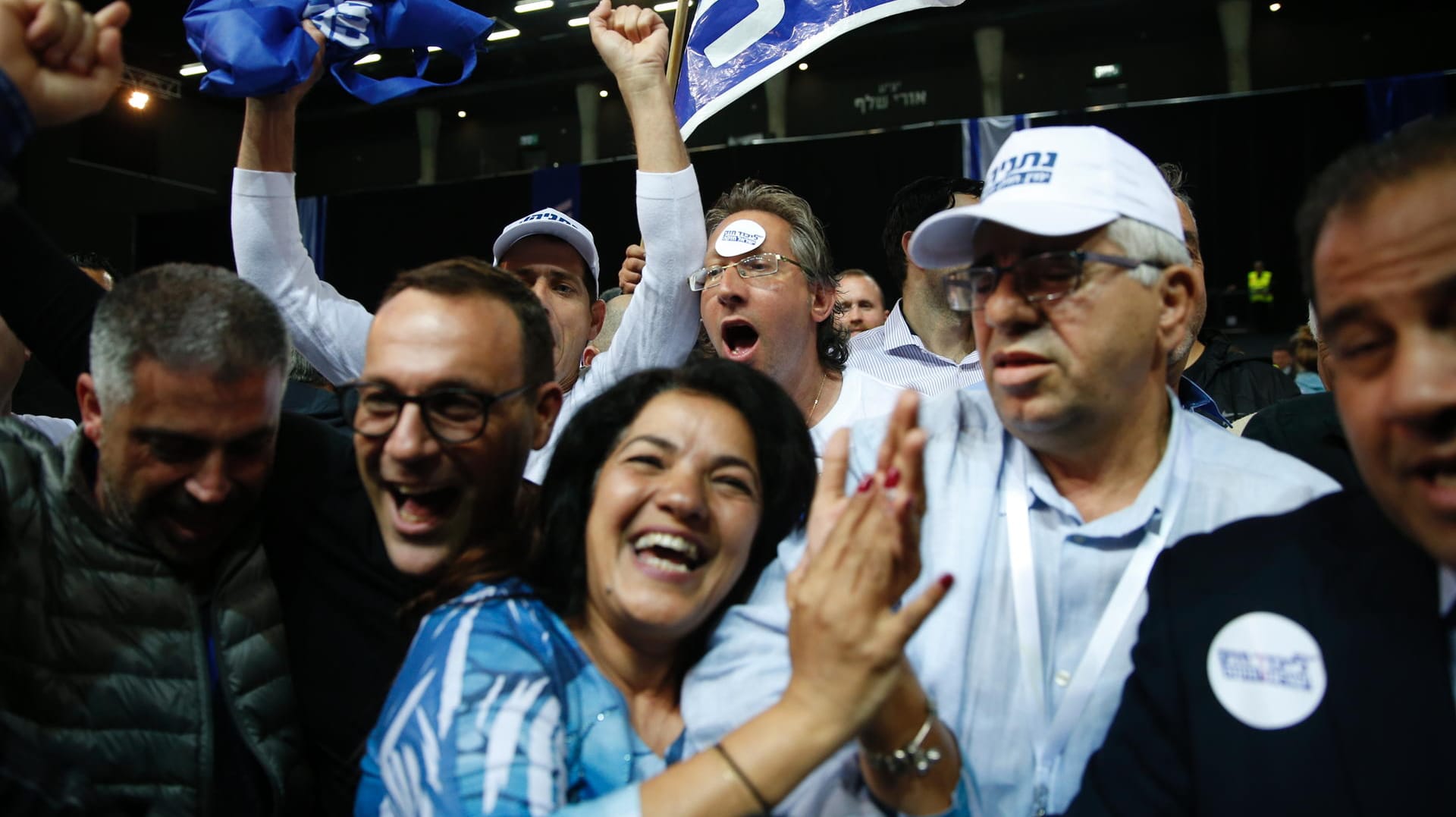 Unterstützer von Netanjahus Partei "Likud" jubeln auf einer Wahlveranstaltung in Tel Aviv.