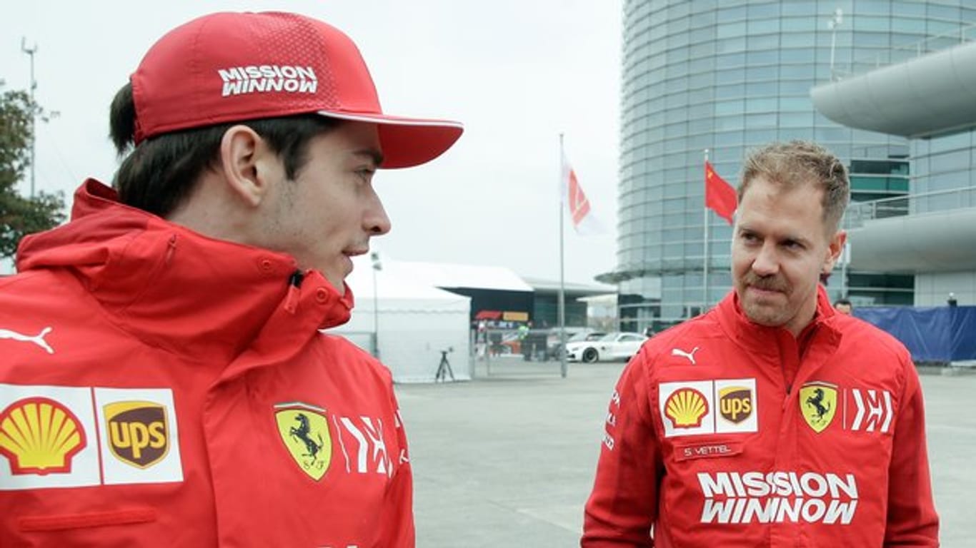 Die Ferrari-Piloten Sebastian Vettel (r) und Charles Leclerc.
